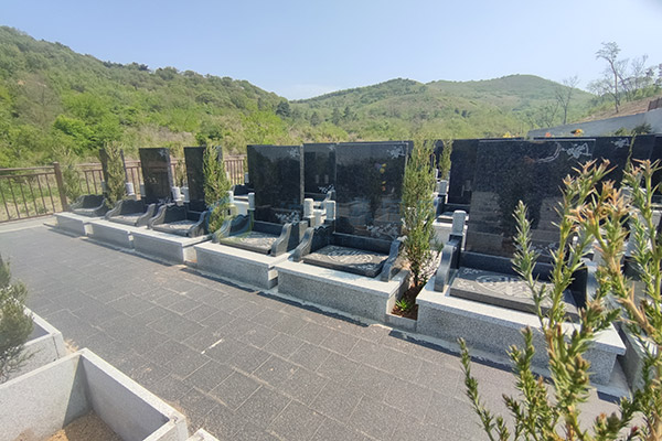 买墓地超过这个价就亏了：选择沈阳墓园大全价格表，了解更多周边公墓陵园！